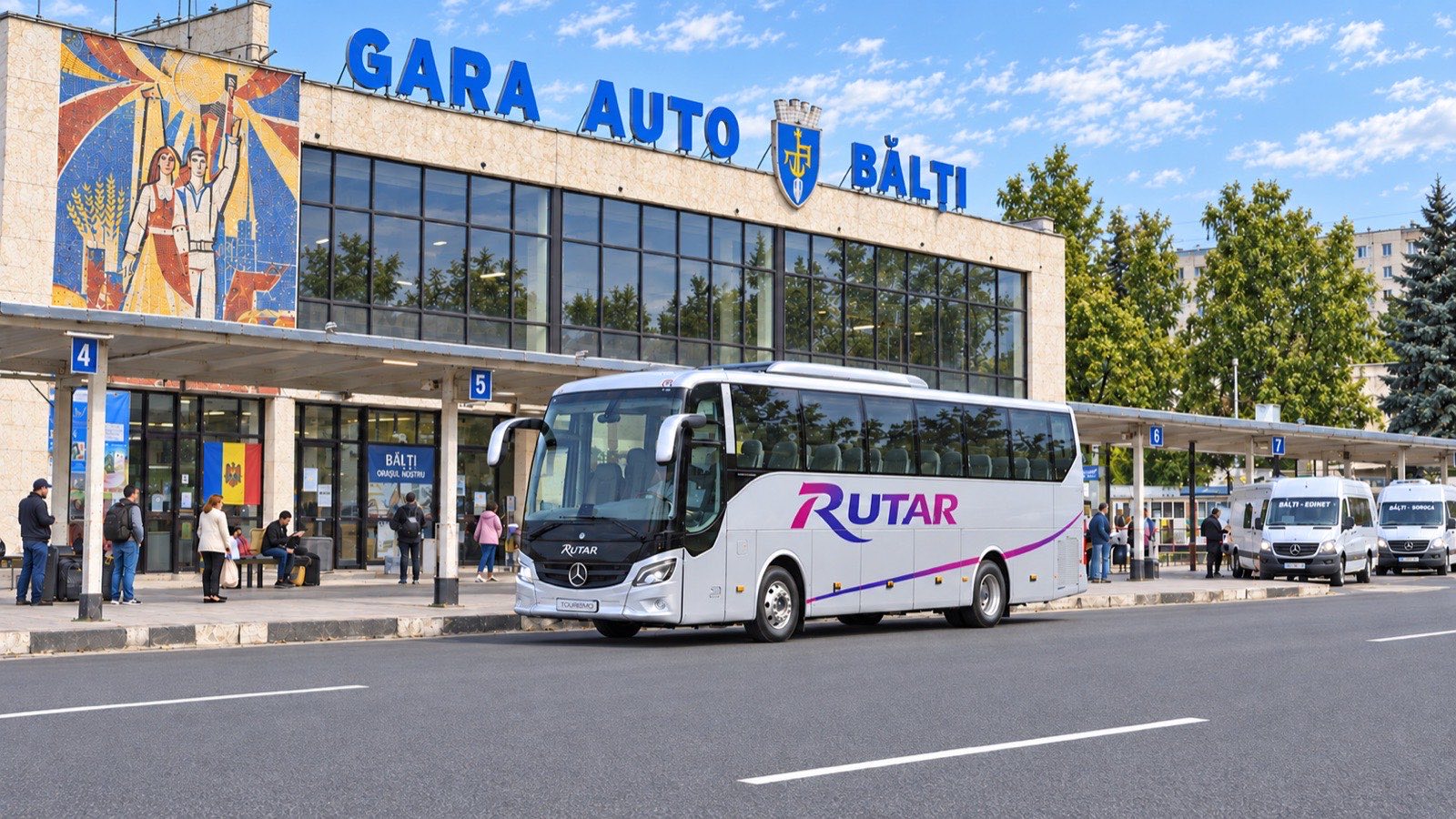 Un autocar Rutar în fața Gării Auto din Bălți
